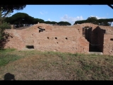 00612 ostia - regio v - insula xii - tabernae der horrea (v,xii,2) - bli von sueden - tabernae ii und iii - 09-2022.jpg